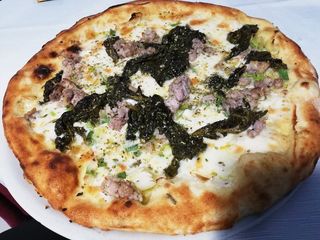 Pizza salsiccia e friarielli mozzarella