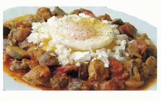 Tochitura de porc cu  mămăliga si ou