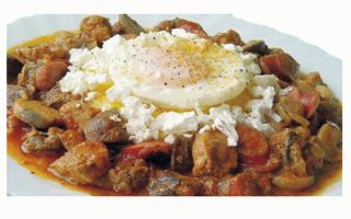 Tochitura de porc cu mămăligă si ou