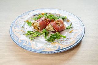 N°2 involtini di speck con vellutata di bufala