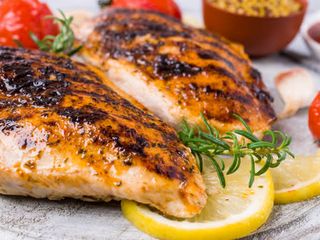 Пилешко филе със свежа салата (350гр)