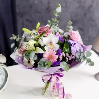 Buchet cu iriși și frezii albe.
