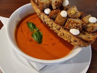 Supa crema de roșii cu crutoane