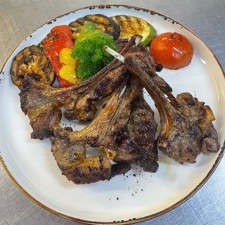 Баранина на ребрышках с овощами гриль