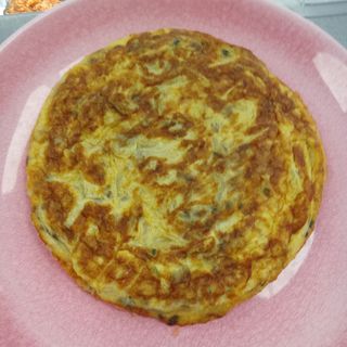 Un cuarto de tortilla de calabacín y cebolla 