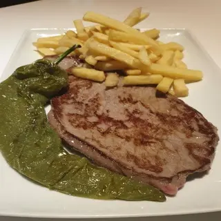 Bistec De Ternera De Girona Con Pimiento Y Patatas Fritas