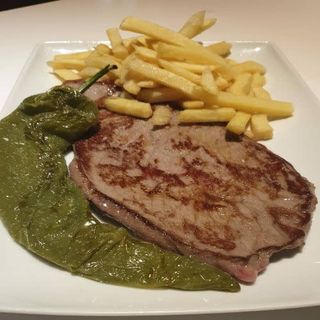 Bistec De Ternera De Girona Con Pimiento Y Patatas Fritas