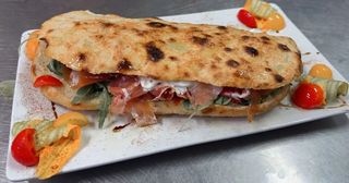 Crudo, bufala, pachino e rucola