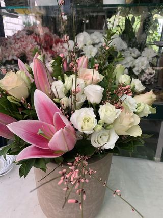 Bouquet di fiori bianchi e rosa