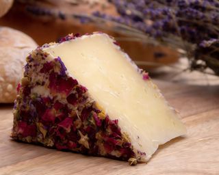 Queso de oveja con flores y vinos