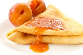 Clatita cu dulceata de caise