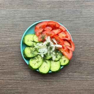 Салат из свежих огурцов и помидоров