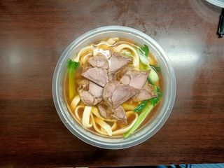 56. Ramen in brodo con manzo arrosto