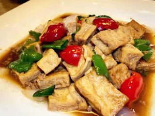 家常豆腐Tofu frito con salsa estilo Wino