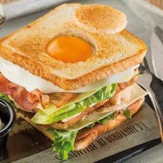 Sándwich Club De Pollo Huevo Y Bacon