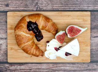 Croissant Con Mantequilla Y Mermelada