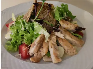 Салат Цезар з куркою або беконом