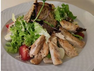 Салат Цезар з куркою або беконом