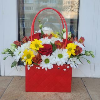 Aranjament cu trandafiri rosii si mixt de flori