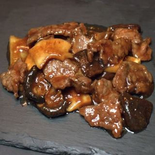 Ternera con bambú y setas chinas 