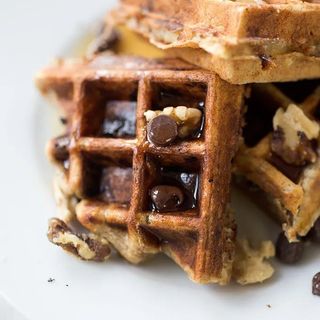 Gofre Con Sirope De Chocolate Y Nueces