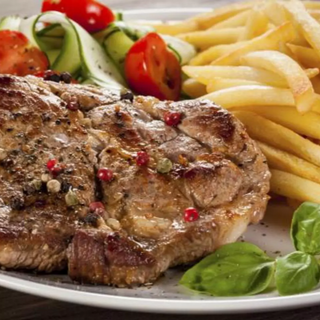 Lomo de cerdo, patatas fritas y ensalada