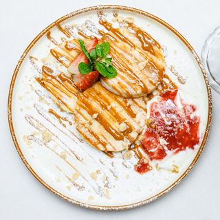 Сырники с сметаной и джемом 