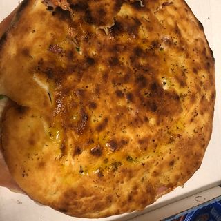 Focaccia ai 4 formaggi e prosciutto crudo