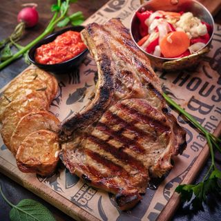 Свинкски котлет с печени картофи