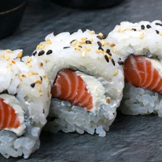 90.  Uramaki Philadelphia roll  