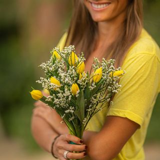 Ramo 10 tulipanes con Limonium 