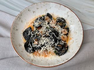 Чорні равіолі з креветками і крабом (320g)