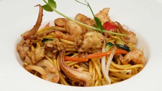 Ramen saltata con frutti di mare