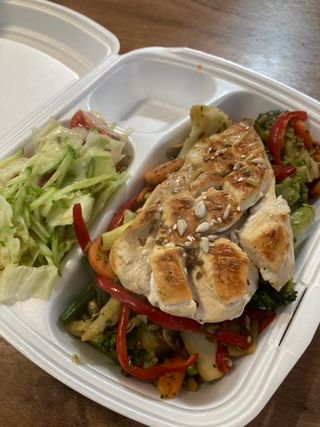 Legume la tigaie cu piept de pui pe grill si salata