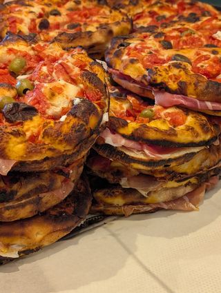 Focaccia barese farcita crudo di Parma e bufala