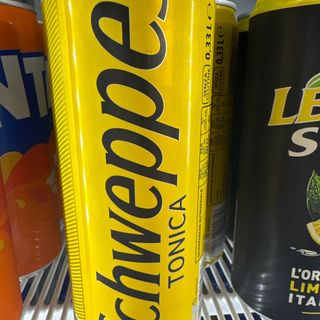 Schweppes tonica in lattina