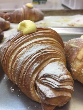 Croissant con chantilly