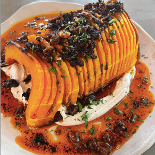 Calabaza, yogur-tahini y salsa macha