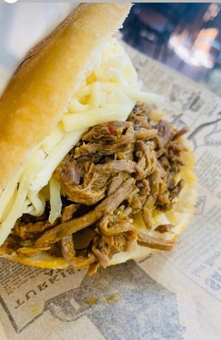 Arepa de carne mechada (Pelua)