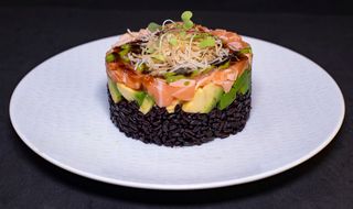 115. Tartar De Salmón Con Base De Arroz Negro