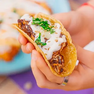Tacos chicharrón con guacamole
