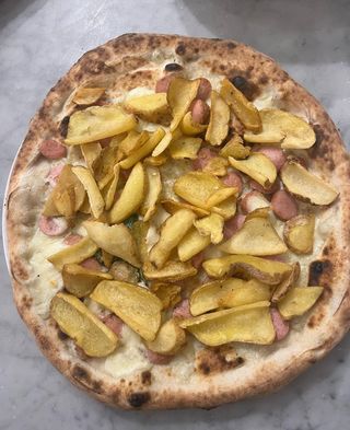 Pizza würstel e patatine