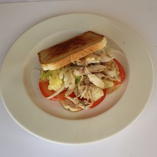 Sándwich de pollo caliente