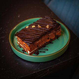 Tarta de miel con chocolate (ración)