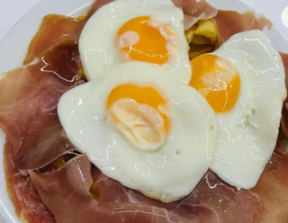 Huevos rotos con jamón