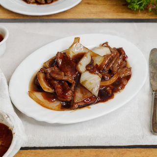 Ternera con cebolla