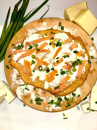 Langos cu somon afumat și ceapă verde