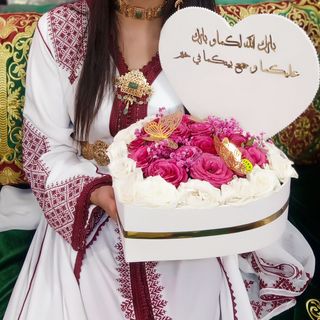 علبة الورد الخطوبة والمناسبات السعيده 