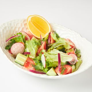 Салат овощной с зеленью 