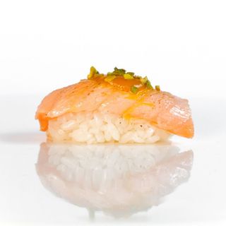 Nigiri flambé salmon mango